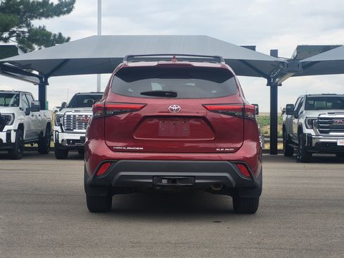 Used 2020 Toyota Highlander XLE AWD/4WD image 6