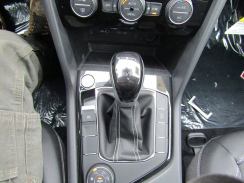 New 2024 Volkswagen Taos SE image 24