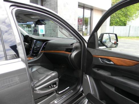 Used 2017 Cadillac Escalade Premium Luxury AWD/4WD image 23
