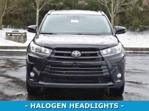 Used 2017 Toyota Highlander SE image 2