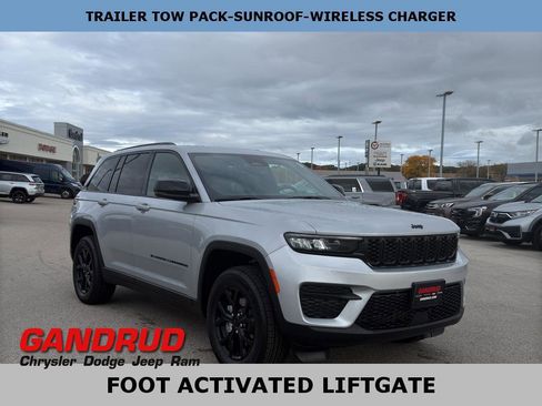 New 2025 Jeep Grand Cherokee Altitude w/ Trailer Tow Package AWD/4WD image 1