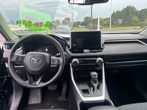 Used 2025 Toyota RAV4 XLE AWD/4WD image 12