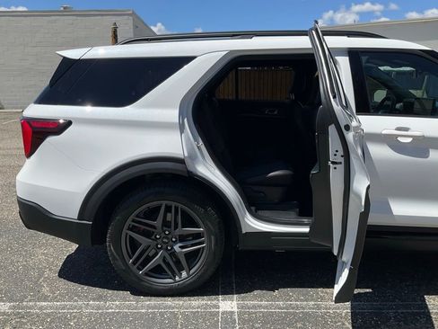 Used 2026 Ford Explorer ST-Line w/ ST-Line Street Pack image 23