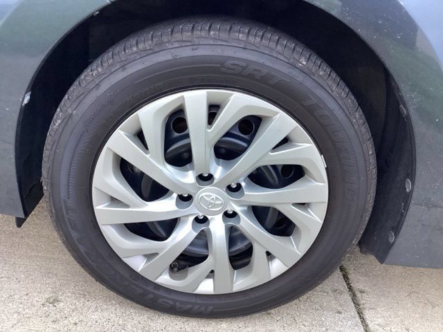 Used 2018 Toyota Corolla LE FWD image 5