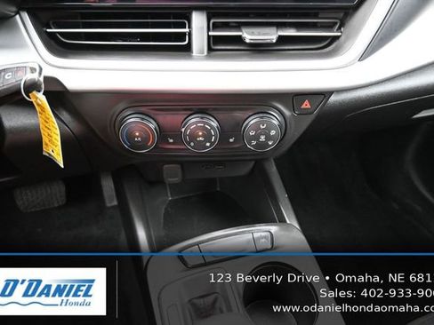 Used 2024 Chevrolet Trax RS w/ Sunroof Package FWD image 32