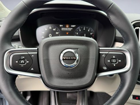 Used 2022 Volvo XC40 T5 Momentum AWD/4WD image 23