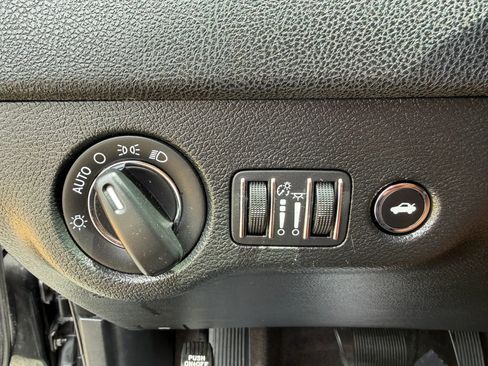 Used 2018 Chrysler 300 Touring RWD image 16