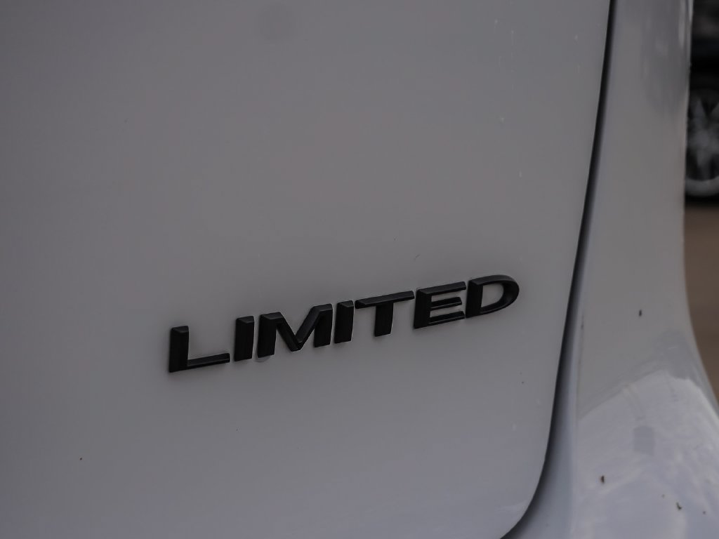 Used 2025 Chrysler Pacifica Limited FWD image 12