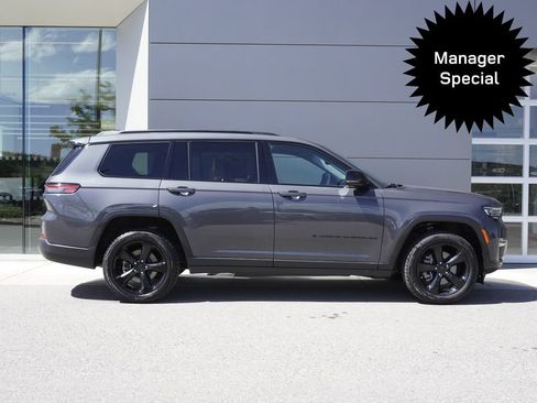 Used 2022 Jeep Grand Cherokee L Limited w/ Black Appearance Package AWD/4WD image 7