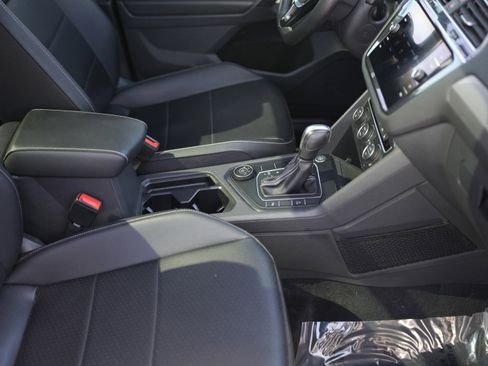 Certified 2021 Volkswagen Tiguan SE R-Line image 17