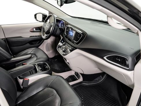 Used 2018 Chrysler Pacifica Touring-L FWD image 21