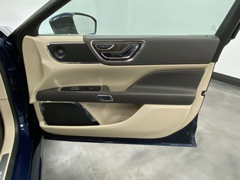 Used 2017 Lincoln Continental Select w/ Climate Package image 41