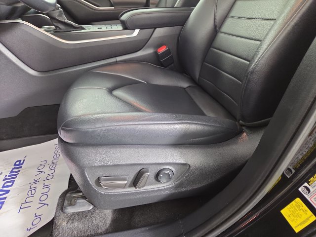 Used 2022 Toyota Highlander XLE AWD/4WD image 32