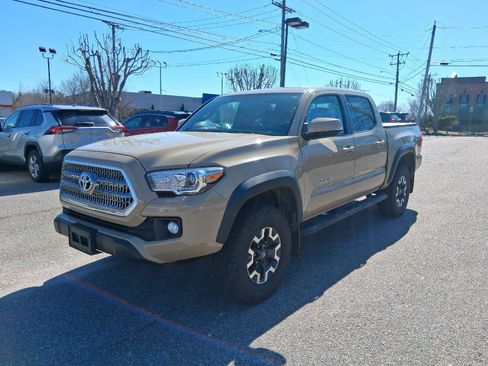 Used 2017 Toyota Tacoma TRD Off-Road w/ Premium & Technology Package image 3