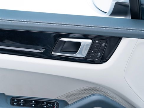 Used 2022 Porsche Cayenne E-Hybrid image 23