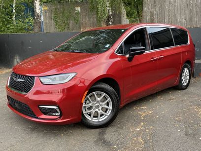 Used 2025 Chrysler Pacifica Select