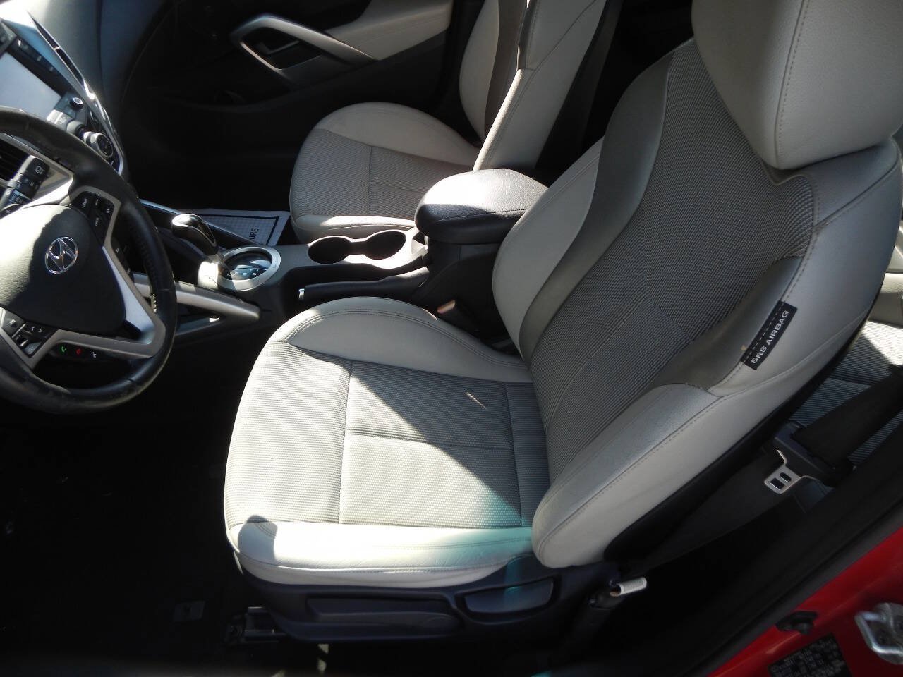 Used 2013 Hyundai Veloster w/ Style Pkg FWD image 3