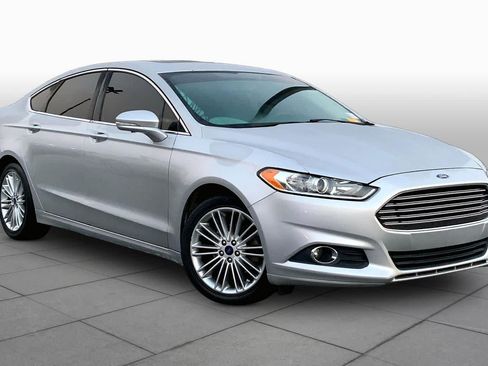 Used 2016 Ford Fusion SE w/ Equipment Group 202A FWD image 3