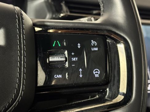 Used 2025 Land Rover Range Rover Velar Dynamic SE AWD/4WD image 17