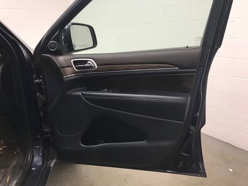 Used 2017 Jeep Grand Cherokee Overland w/ Jeep Active Safety Group image 35