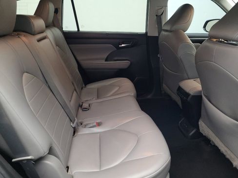 Used 2022 Toyota Highlander XLE image 19