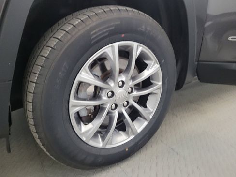 Used 2019 Jeep Cherokee Latitude Plus w/ Comfort/Convenience Group AWD/4WD image 31