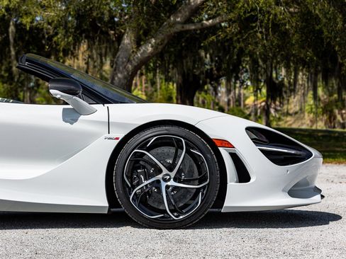 Used 2024 McLaren 750S Spider image 12