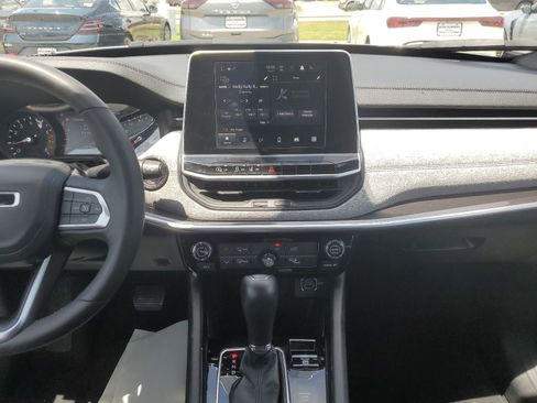 Used 2025 Jeep Compass Latitude AWD/4WD image 10