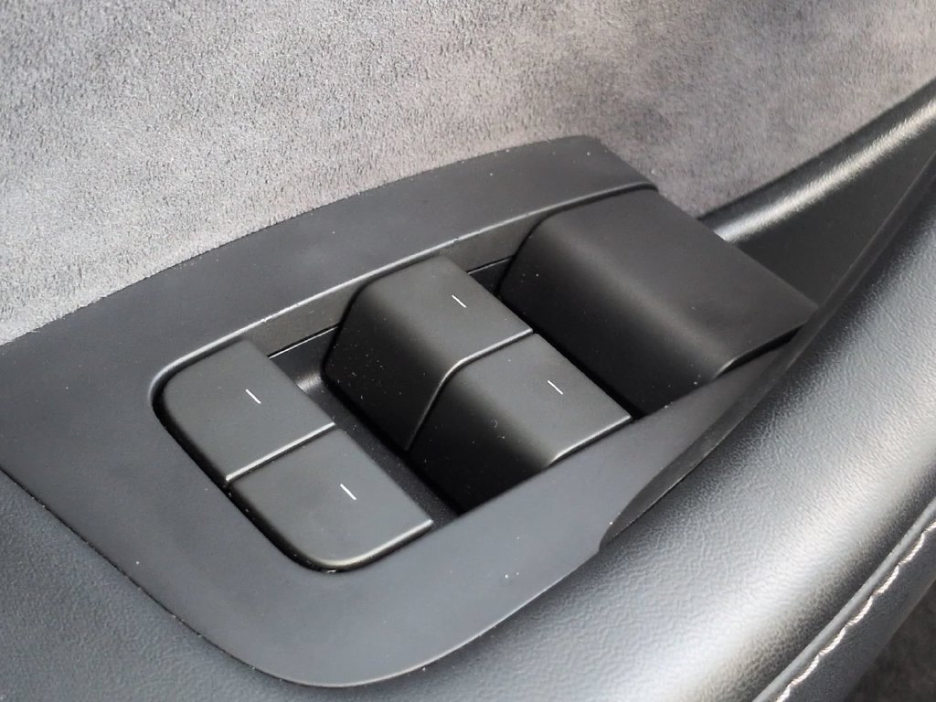 Used 2024 Tesla Model Y Long Range RWD image 39