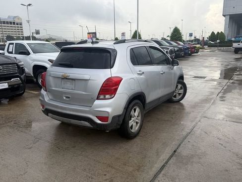 Used 2019 Chevrolet Trax LT w/ LT Convenience Package FWD image 4