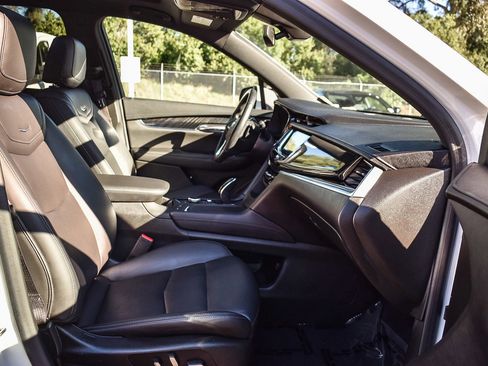 Used 2022 Cadillac XT6 Premium Luxury image 16