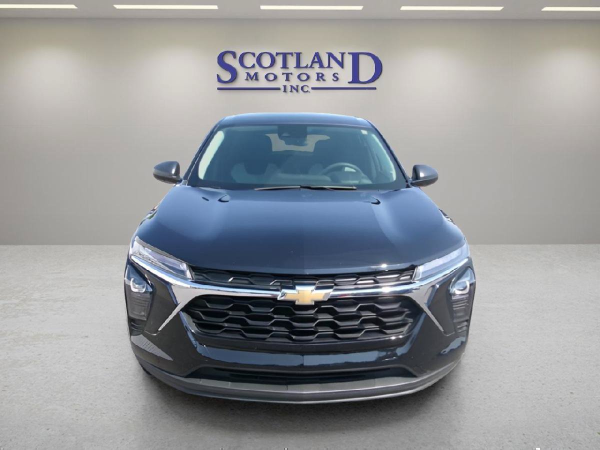 Used 2025 Chevrolet Trax LS FWD image 3