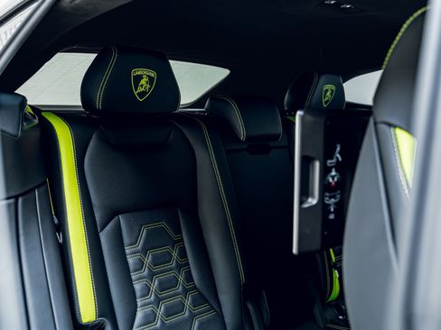 Used 2025 Lamborghini Urus SE AWD/4WD image 48