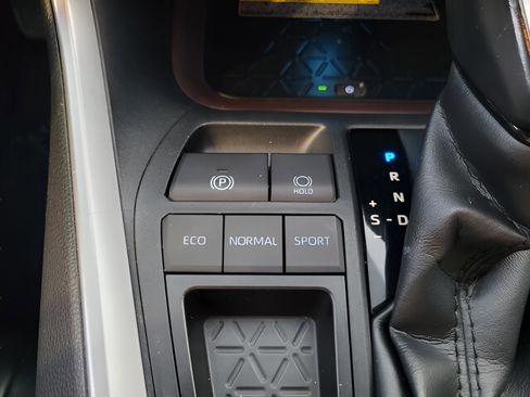 Used 2021 Toyota RAV4 Limited image 32