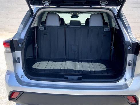 Used 2025 Toyota Highlander XLE AWD/4WD image 18