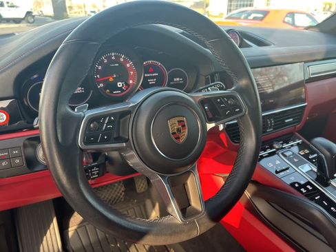 Used 2023 Porsche Cayenne Platinum Edition image 32