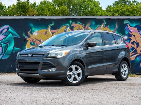 Used 2015 Ford Escape SE FWD image 2