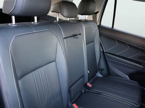 Used 2022 Volkswagen Tiguan SE w/ Panoramic Sunroof Package image 15