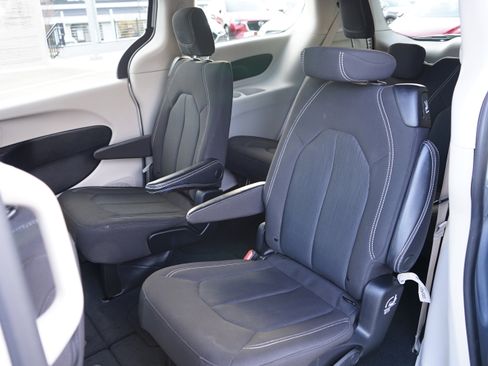 Used 2023 Chrysler Voyager LX image 17