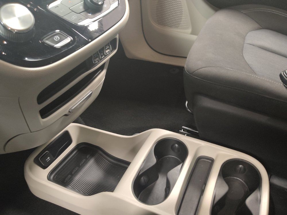 Used 2022 Chrysler Voyager LX FWD image 26