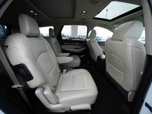 Used 2018 Buick Enclave Essence image 25