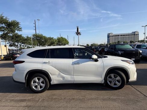 Used 2020 Toyota Highlander LE image 4