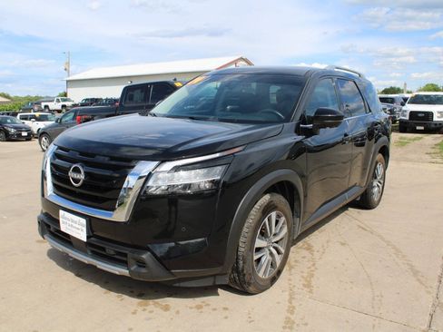 Used 2024 Nissan Pathfinder SL AWD/4WD image 2