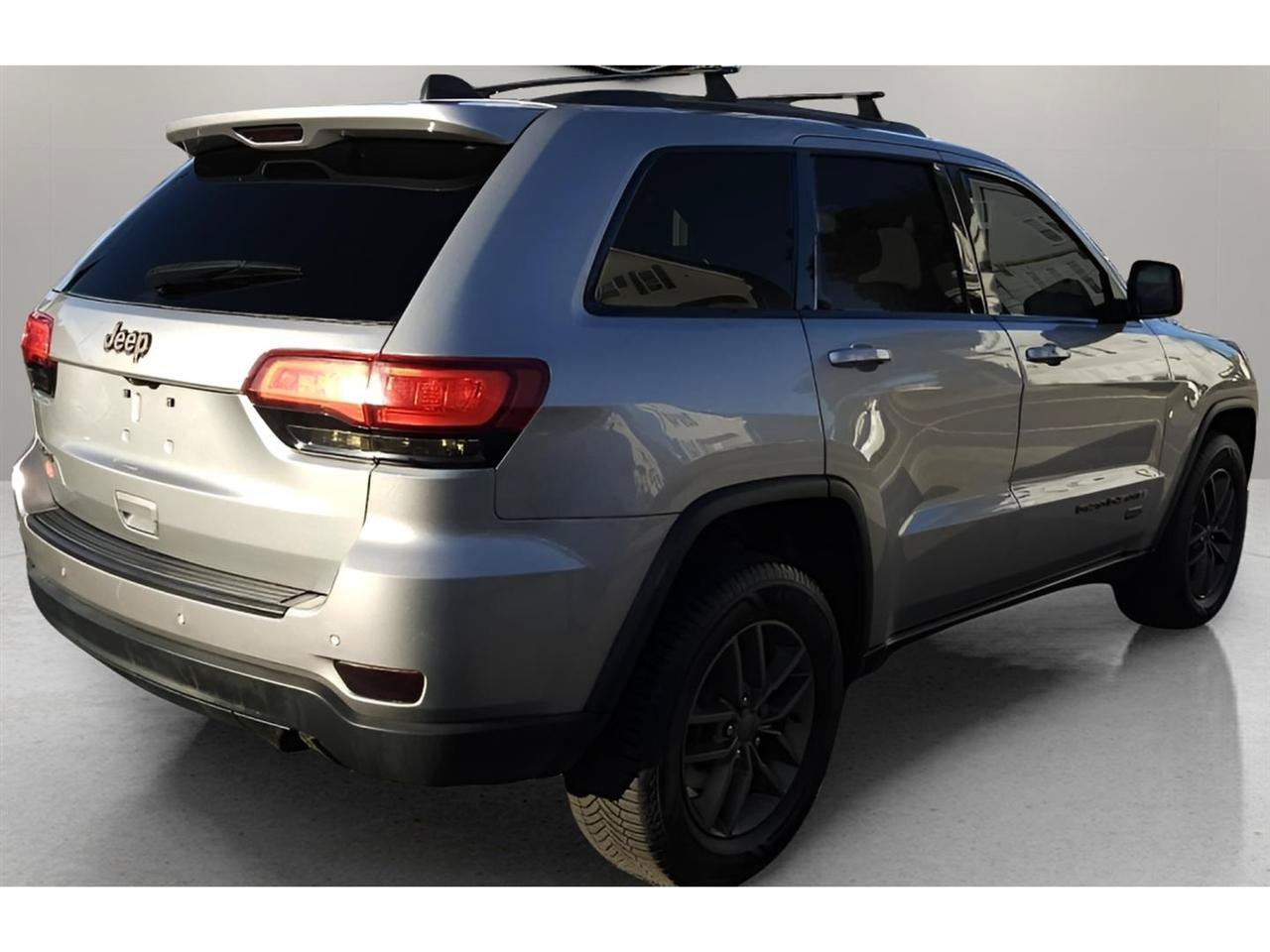 Used 2017 Jeep Grand Cherokee Laredo AWD/4WD image 6