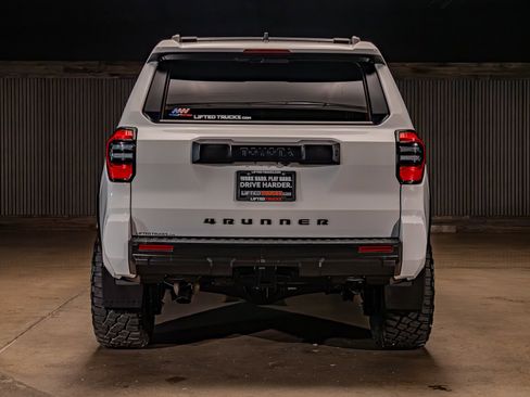 Used 2025 Toyota 4Runner SR5 AWD/4WD image 8