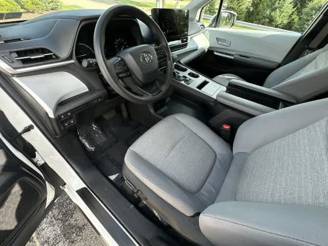 Used 2025 Toyota Sienna LE AWD/4WD image 15