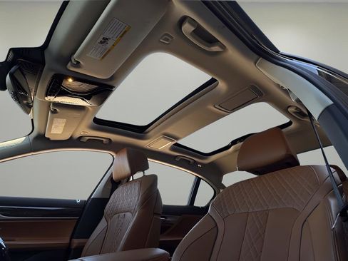 Used 2020 BMW 740i w/ Premium Package image 23