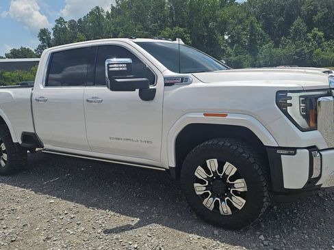 Used 2024 GMC Sierra 2500 Denali w/ Denali Reserve Package AWD/4WD image 3