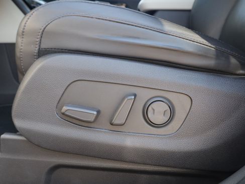 Used 2022 Kia Carnival EX FWD image 18