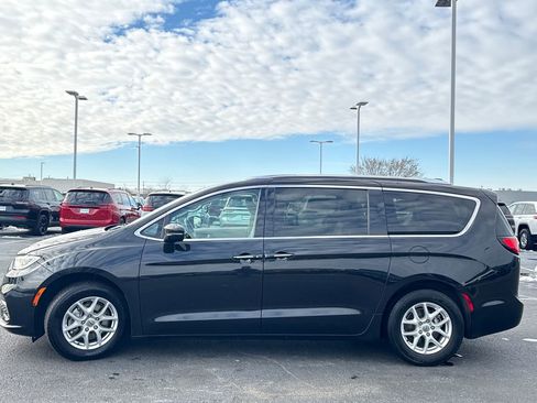 Used 2021 Chrysler Pacifica Touring-L image 6